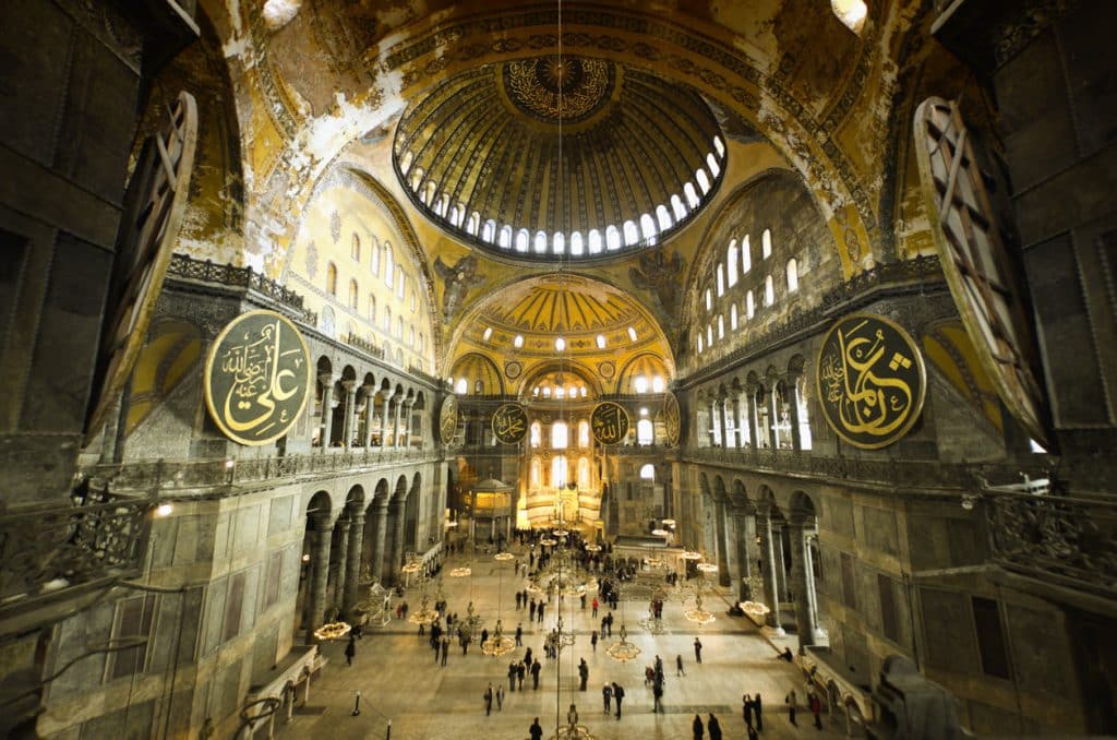 Ayasofya Müzesi, sanat ve mimarlık tarihi bakımından dünyanın en önde gelen anıtlardan biri olup, dünyanın 8. harikası olarak gösteriliyor.